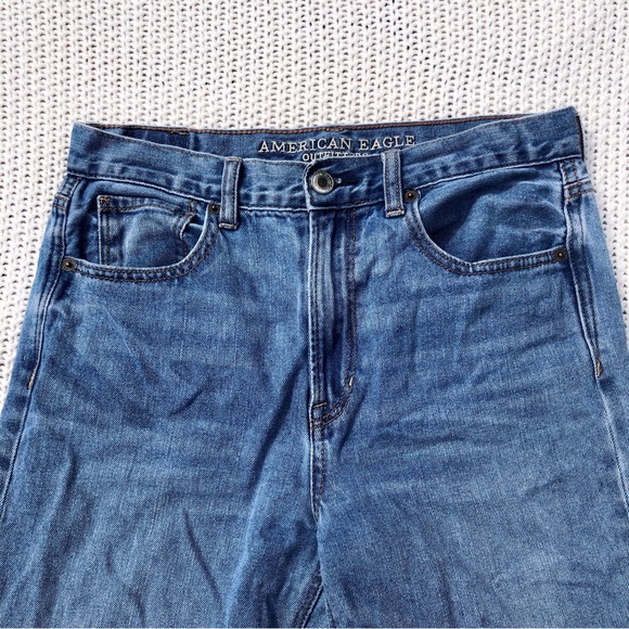 American Eagle Medium Wash High Waisted Mom Jeans Size 6s - Picture 3 of 5